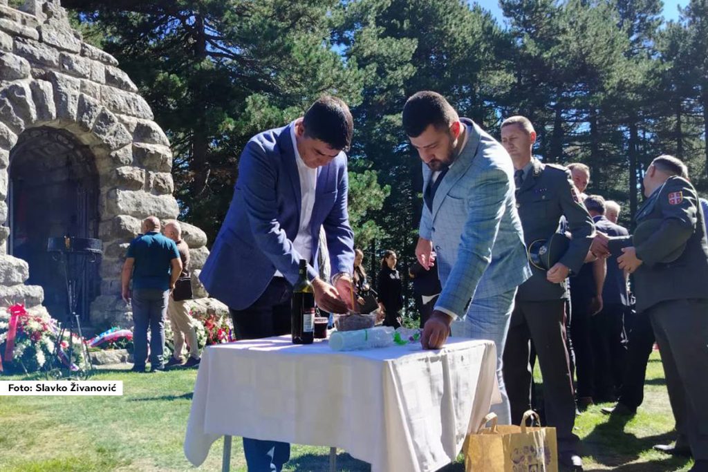 U subotu, 20. septembra 2025. godine, je kod Spomen-kosturnice na Mačkovom kamenu svečano obeležena godišnjica Bitke na Mačkovom kamenu, jedne od najkrvavijih borbi u Prvom svetskom ratu. Parastosom poginulim borcima i polaganjem venaca odata je počast srpskim junacima koji su u septembru 1914. godine na koti 924 položili svoje živote u jednoj od najtežih i najtragičnijih bitaka, poznatoj i kao „oficirski boj“.