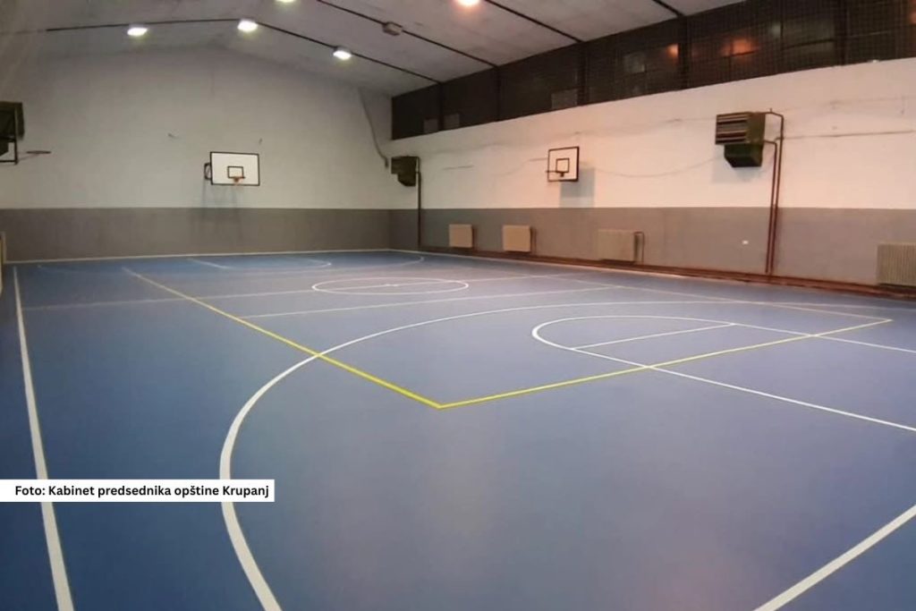 Rekonstrukcija sportske sale u Srednjoj školi u Krupnju uspešno je završena, a ukupna vrednost radova iznosila je oko 2,8 miliona dinara. Sredstva za realizaciju ovog projekta obezbeđena su iz budžeta lokalne samouprave.