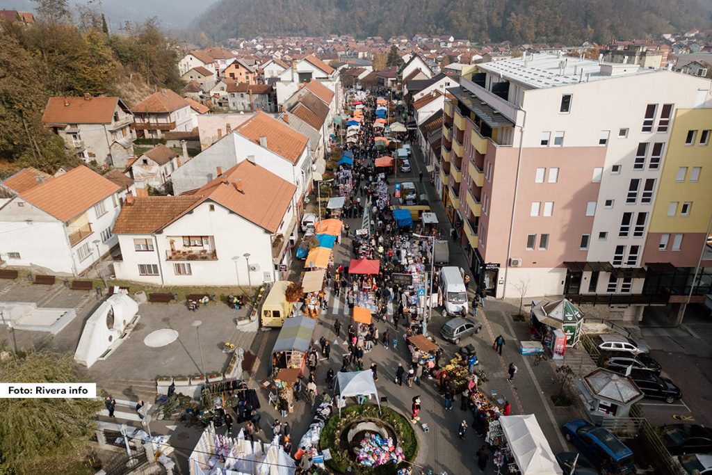 Ovogodišnji vašar za koji se vezuje i događaj „Azbukovački bazar“, koji organizuje Turistička organizacija opštine Ljubovija, održava se 8.11.2025. godine u Ulici Vojvode Mišića.