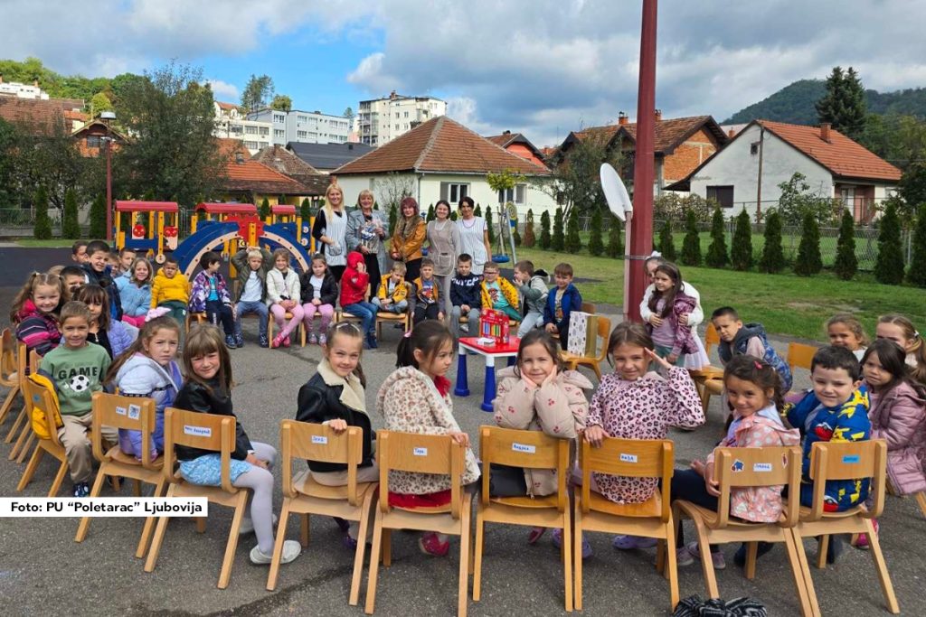 Mališani iz Predškolske ustanove „Poletarac“ u Ljuboviji proveli su dan u znaku knjige i čitanja. U goste su im došli bibliotekari iz Biblioteke „Milovan Glišić“, koji su sa decom razgovarali o važnosti knjige u svakodnevnom životu, kako ona uči, inspiriše i podstiče maštu.
