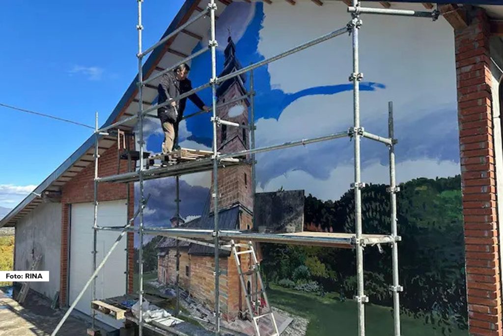 Poznati čačanski akvarelista prenosi duh zavičaja na zid porodičnog domaćinstva, stvarajući umetničko delo koje spaja tradiciju, veru i lična sećanja.