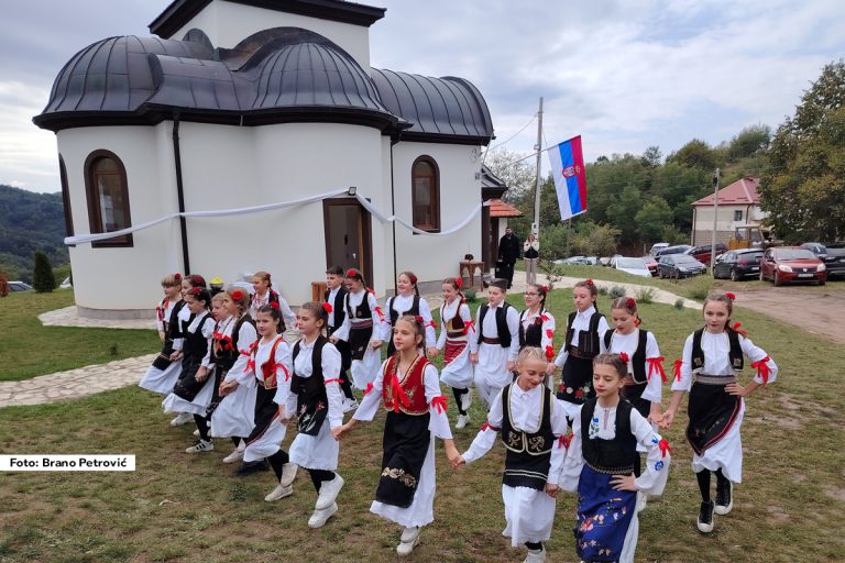 Juče, 5. oktobra 2025. godine, u selu Leović kod Ljubovije svečano je otvoren i osveštan novi hram posvećen Saboru Svetog Arhangela Gavrila. Događaju je prisustvovao veliki broj vernika iz Azbukovice i okolnih mesta.