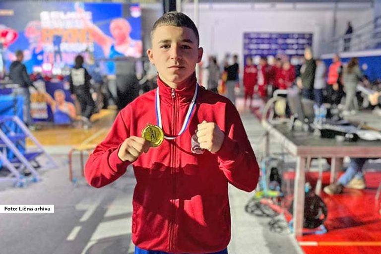 Na Otvorenom prvenstvu Balkana, koje se trenutno održava na Palama u Republici Srpskoj, mladi bokser iz Loznice, Pavle Popović, uspešno je odbranio titulu šampiona. U finalnom meču juniorske kategorije do 50 kilograma, Popović je ostvario ubedljivu pobedu nad Petrom Trajčevskim, predstavnikom Severne Makedonije.