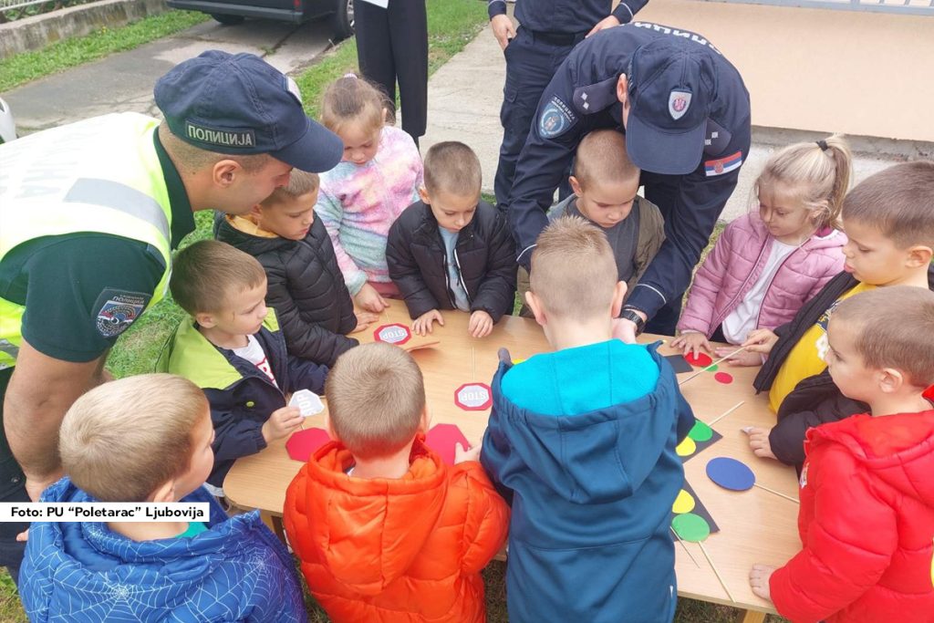 U okviru obeležavanja Dečje nedelje, decu starije uzrasne grupe u Predškolskoj ustanovi "Poletarac" u Ljuboviji posetili su pripadnici policije.