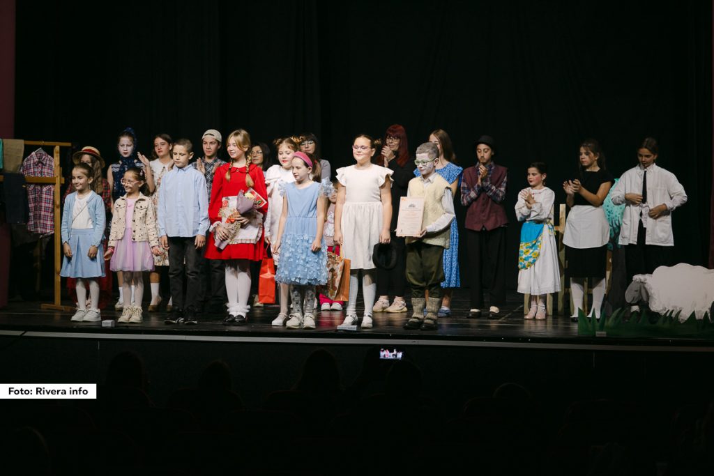 U sali bioskopa u Ljuboviji u nedelju je svečano otvoren drugi po redu Pozorišni festival „Deca za decu - Neša Nenadović“, kulturna manifestacija posvećena kreativnosti najmlađih i sećanju na jednog od najvoljenijih glumaca dečje scene - Nenada Nešu Nenadovića.