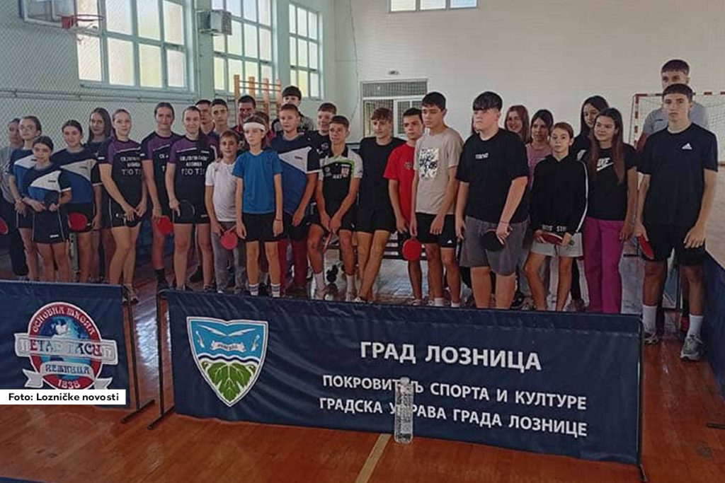 Na okružnom prvenstvu osnovnih i srednjih škola u stonom tenisu, održanom u OŠ „Petar Tasić“, učenici iz Šapca, Loznice, Ljubovije i Koceljeve pokazali vrhunsko umeće i sportski duh.