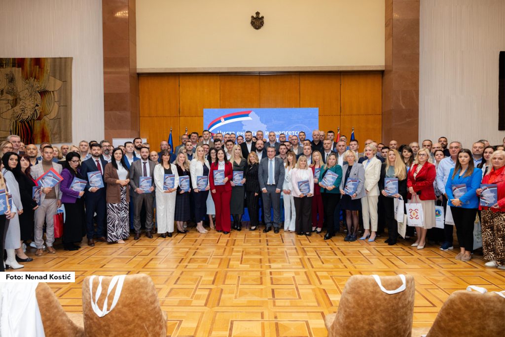 Državna sekretarka u Ministarstvu rudarstva i energetike Sonja Vlahović uručila je u ponedeljak ugovore lokalnim samoupravama koje su dobile sredstva na javnom pozivu za sufinansiranje mera energetske sanacije domaćinstava. Više od 10.000 domaćinstava u 149 gradova i opština imaće na novom javnom pozivu priliku da dobije subvencije.