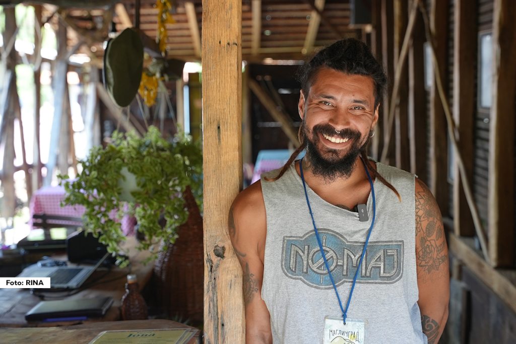 Podno Magliča nalazi se prava mala internacionalna zajednica, u kojoj volonteri iz čitavog sveta žive i rade u skladu sa prirodom u Magličgradu. Jedan od njih je i Diego iz Argentine koji je od kolega već dobio nadimak Grendpa, što znači deda.