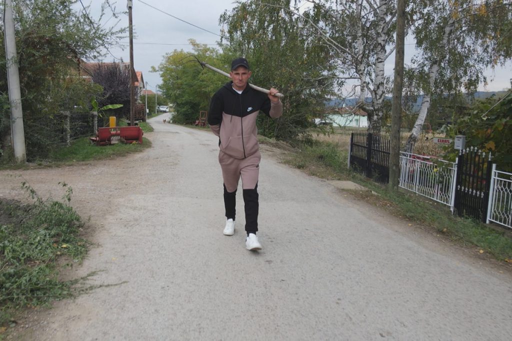 Grča iz Velikih Kupaca kod Kruševca, čobanin na Pešteru, čeka da mu prijatelji sagrade dom.