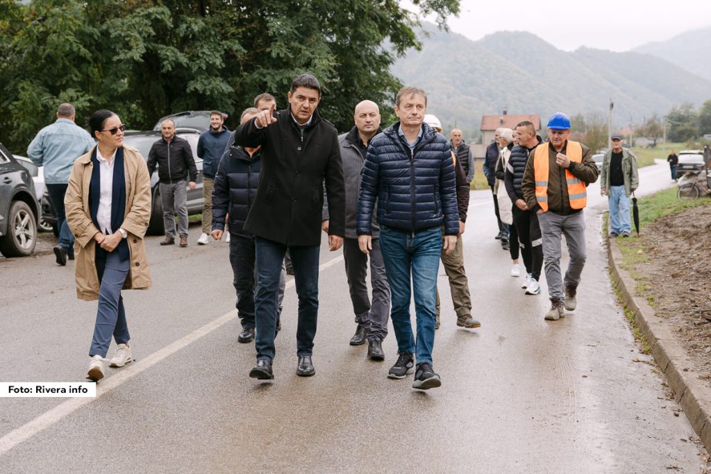 Ministar za javna ulaganja Darko Glišić i predsednik opštine Ljubovija Milan Jovanović obišli su u ponedeljak radove na izgradnji glavnog cevovoda Uzovnica – Gračanica. Ovim projektom obuhvaćena je izgradnja glavnog cevovoda u dužini od preko pet kilometara, kojim će se obezbediti stabilno vodosnabdevanje za oko 500 korisnika.