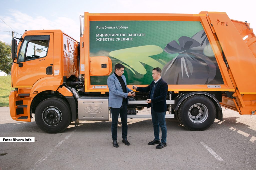 Opštini Ljubovija u sredu je predato na korišćenje novo komunalno vozilo - autosmećar, nabavljen putem konkursa Ministarstva zaštite životne sredine. Ključeve kamiona predsedniku Opštine Ljubovija Milanu Jovanoviću uručio je Adam Šukalo, državni sekretar u Ministarstvu zaštite životne sredine.