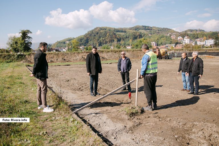 Predstavnici opštine Ljubovija danas su obišli radove na izgradnji fudbalskog terena sa veštačkom travom, koji se gradi na lokaciji postojećeg pomoćnog terena na stadionu Fudbalskog kluba „Drina“.