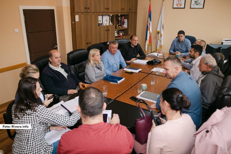 Izvođač radova na projektu „Unapređenje vodosnabdevanja industrijske zone Bukovica u Ljuboviji“ u sredu, 1. oktobra uveden je u posao. Tim povodom u kabinetu predsednika opštine Ljubovija održan je sastanak kom su prisustvovali predstavnici lokalne samouprave, izvođača radova i nadzornog organa, nakon čega je usledio obilazak terena.