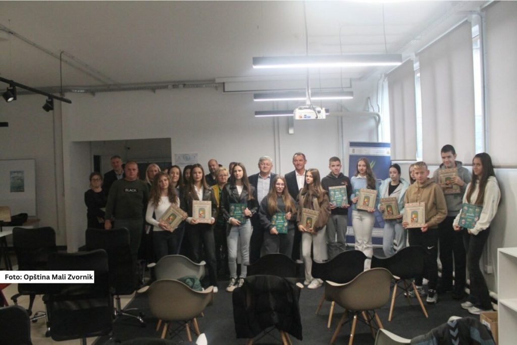 NAGRAĐENI NAJUSPEŠNIJI UČENICI I NASTAVNICI U MALOM ZVORNIKU