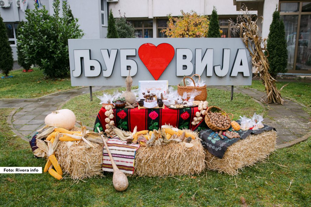 U Ljuboviji je i ove godine održan tradicionalni Mitrovdanski vašar, događaj koji već decenijama okuplja meštane, prijatelje i posetioce iz svih krajeva Srbije. U sklopu vašara održan je i šesti po redu Azbukovački bazar, manifestacija koju s ponosom organizuje Turistička organizacija opštine Ljubovija.