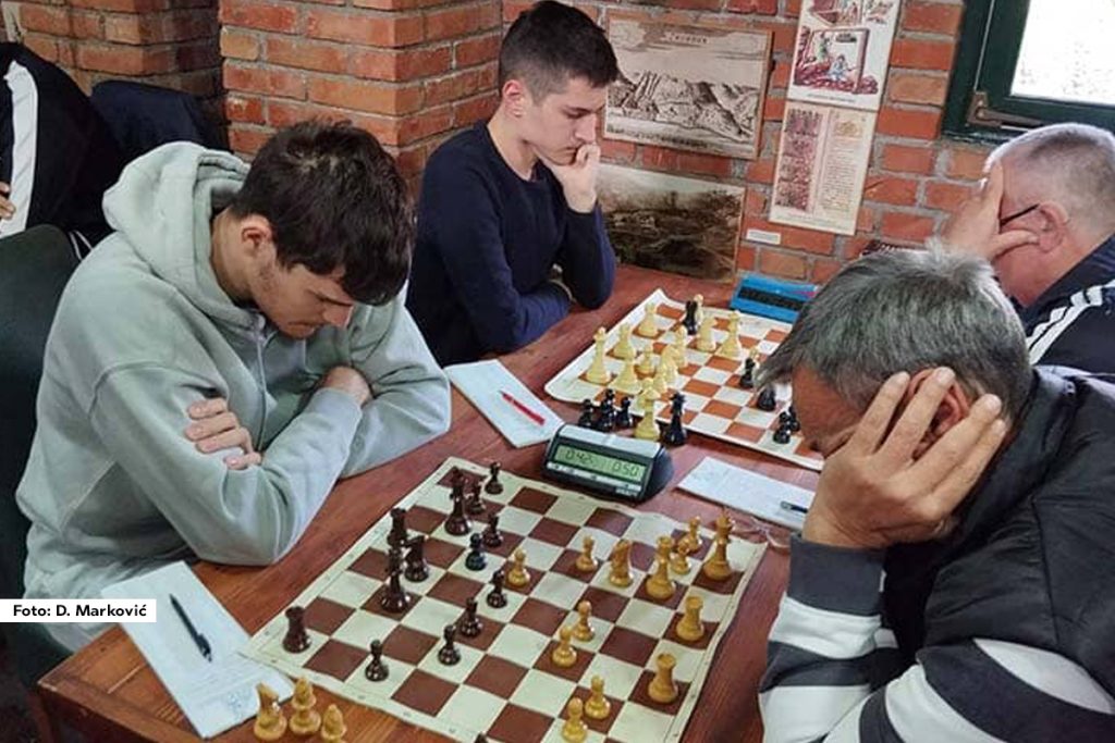 Na turniru učestvuje 53 takmičara iz pet zemalja, među njima i brojni majstori šaha.