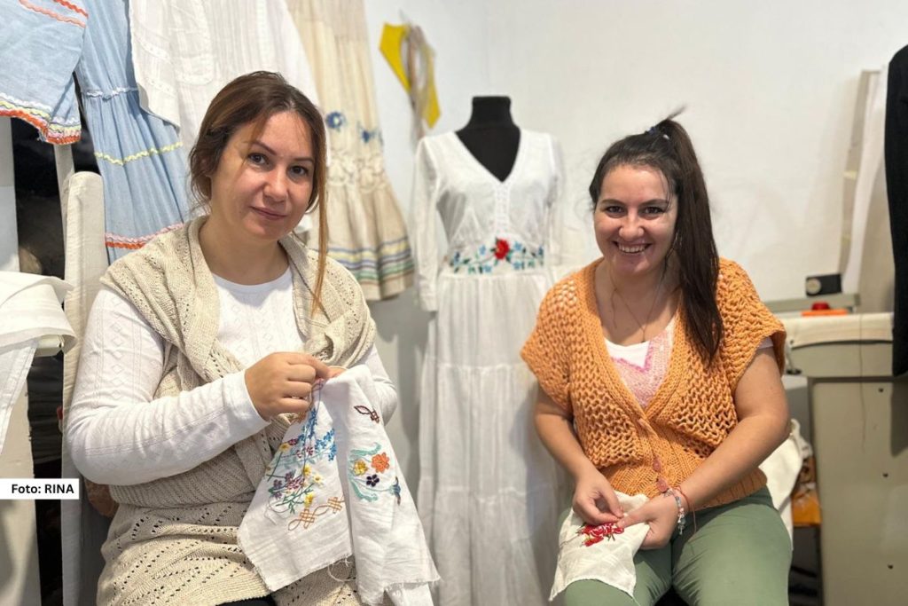 Zanat veza koji danas sa ponosom čuvaju sestre Ana i Maja Milović iz Atenice, svoje korene ima u porodičnom nasleđu. Njihov vez, rađen na pravom srpskom platnu je zanat poput niti koja povezuje prošlost, sadašnjost i budućnost, i garant čuvanja kulturnog identiteta našeg naroda.