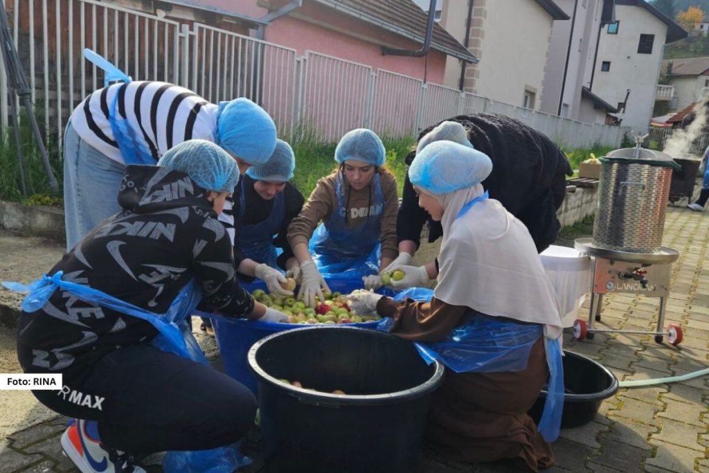 Oni su mladi, vredni i već u srednjoj školi stekli su prva radna iskustva u učeničkoj zadruzi, kao što se to radilo nekad. Sami prave prirodni sok u zadruzi.