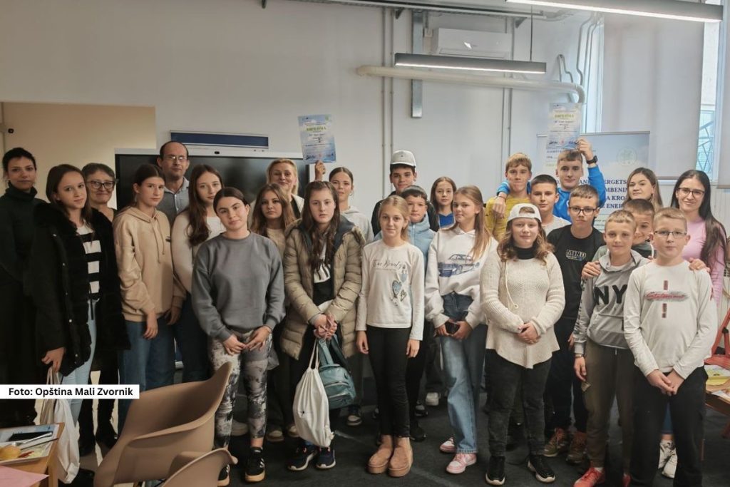 Učenici osnovnih škola učestvovali su na radionici o obnovljivim izvorima energije i klimatskim promenama, održanoj 20. novembra u Regionalnom inovacionom startap centru Mali Zvornik, u okviru projekta PRO-EFFICIENT koji se sprovodi kroz Interreg IPA VI-A Program Hrvatska–Srbija 2021–2027 uz podršku Evropske unije.