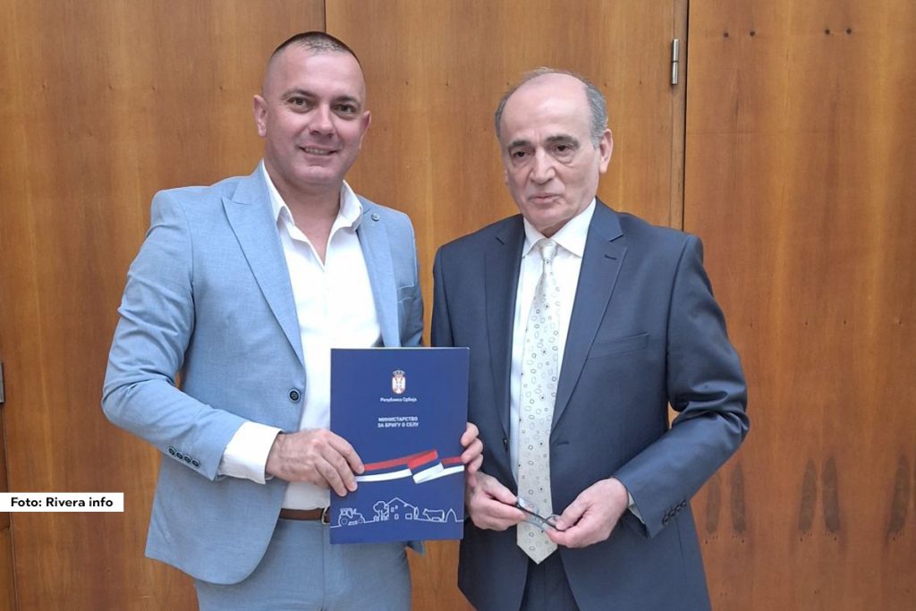 Opštini Osečina odobrena su bespovratna sredstva Ministarstva za brigu o selu u iznosu od 2.388.660,00 dinara. Sredstva su dodeljena na osnovu javnog poziva Ministarstva i biće iskorišćena za opremanje i uređenje Doma kulture u Peckoj, odnosno za uređenje izdvojenog odeljenja Narodne biblioteke Osečina.