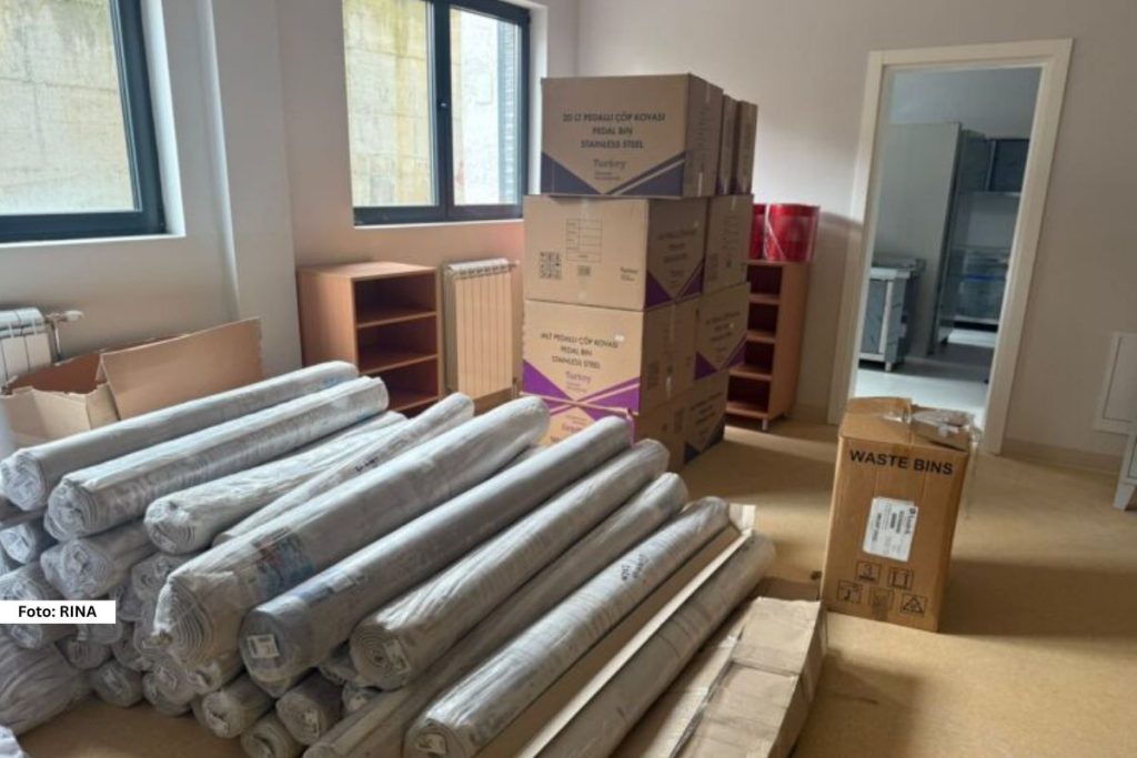 Užice - U novoizgrađeni vrtić „Bubamara” na Carini stigli su nameštaj, oprema i mobilijar, koji će narednih dana biti postavljeni, a uporedo se izvode i radovi na postavljanju ograde oko objekta. 