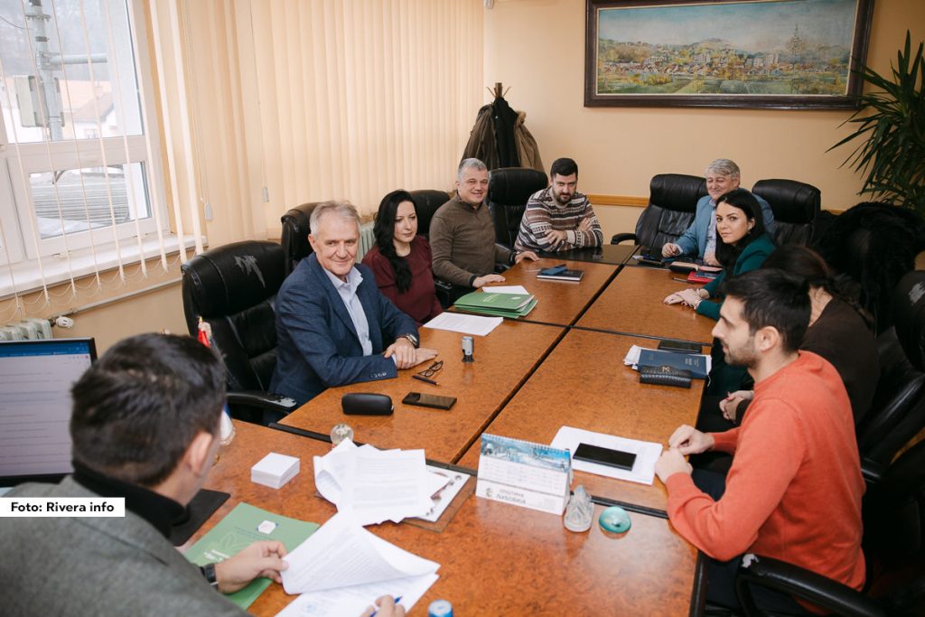 Sastanak povodom završne faze priprema održan je u sredu, 10. decembra, u Ljuboviji. Prisustvovali su direktor Regionalnog centra za upravljanje otpadom „Eko-Tamnava”, predstavnici lokalnih samouprava Ljubovije, Loznice, Krupnja i Malog Zvornika, kao i direktori javnih komunalnih preduzeća.