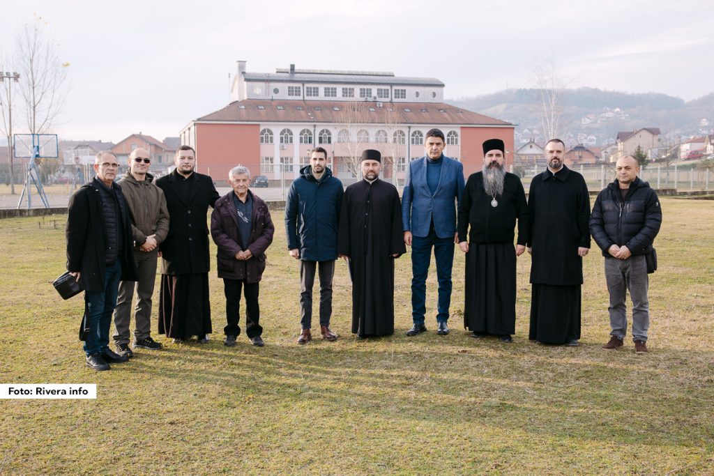 U zgradi opštine Ljubovija održan je 2. decembra radni sastanak Episkopa šabačkog Jeroteja i predsednika opštine Milana Jovanovića, na kojem je odlučeno da opština daruje parcelu za izgradnju novog hrama posvećenog Svetim ravnoapostolnim Kirilu i Metodiju.