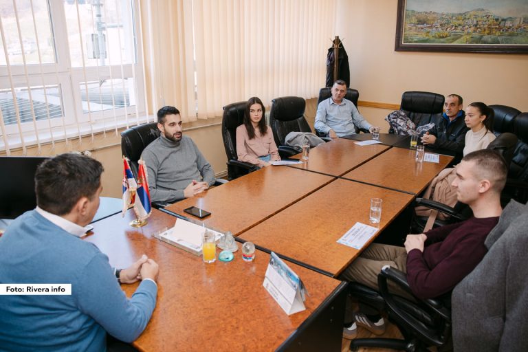Opština Ljubovija nagradila je novčanim nagradama najbolje studente za 2025. godinu.