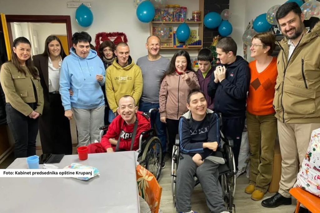 Krupanj - Novogodišnji paketići uručeni su korisnicima Udruženja „Zora“ u organizaciji Opštine Krupanj. 