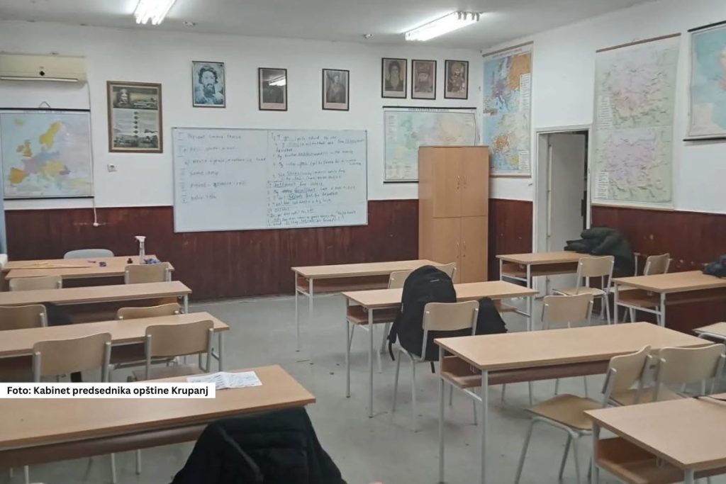 Krupanj - Srednja škola u Krupnju dobila je sredstva Ministarstva pravde u iznosu od 601.000,00 dinara, koja su namenjena za nabavku novog nameštaja za dve učionice, čime se značajno unapređuju uslovi za odvijanje nastave i svakodnevni boravak učenika i nastavnog osoblja.