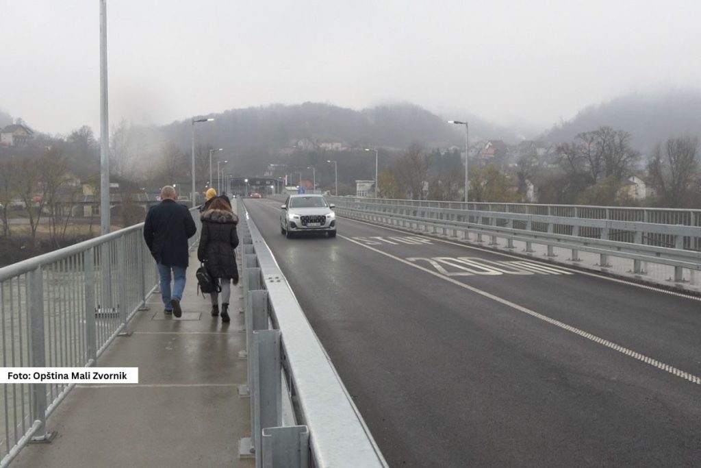 Mali Zvornik - Teretni saobraćaj na mostu Mali Zvornik – Karakaj ponovo je uspostavljen, nakon završetka obimne rekonstrukcije koju je finansirala Republika Srbija. 