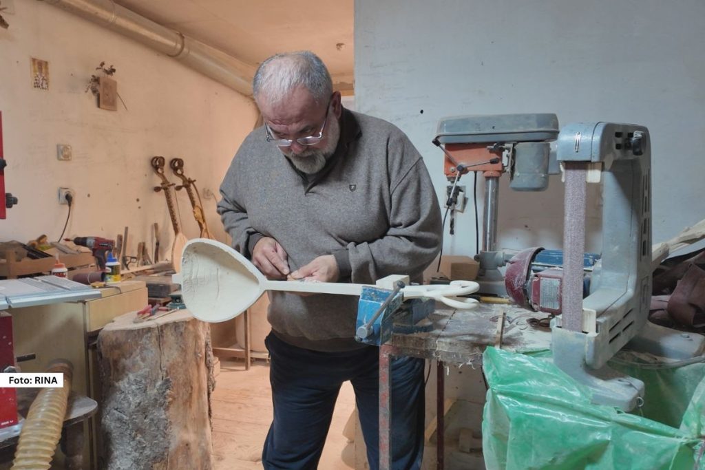 Guslarski zanat jedan je od najstarijih tradicionalnih zanata na Balkanu i predstavlja spoj umetnosti, strpljenja i duboke duhovne povezanosti sa tradicijom. 