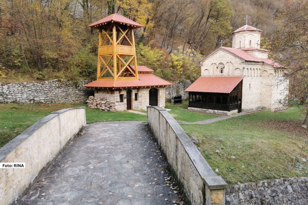 Na 13 kilometara od Arilja na putu ka Ivanjici, na levoj obali reke Moravice nalazi se manastir Klisura, posvećen Svetim Arhangelima Mihailu i Gavrilu, koji je pre bio poznat kao manastir Dobrače. 