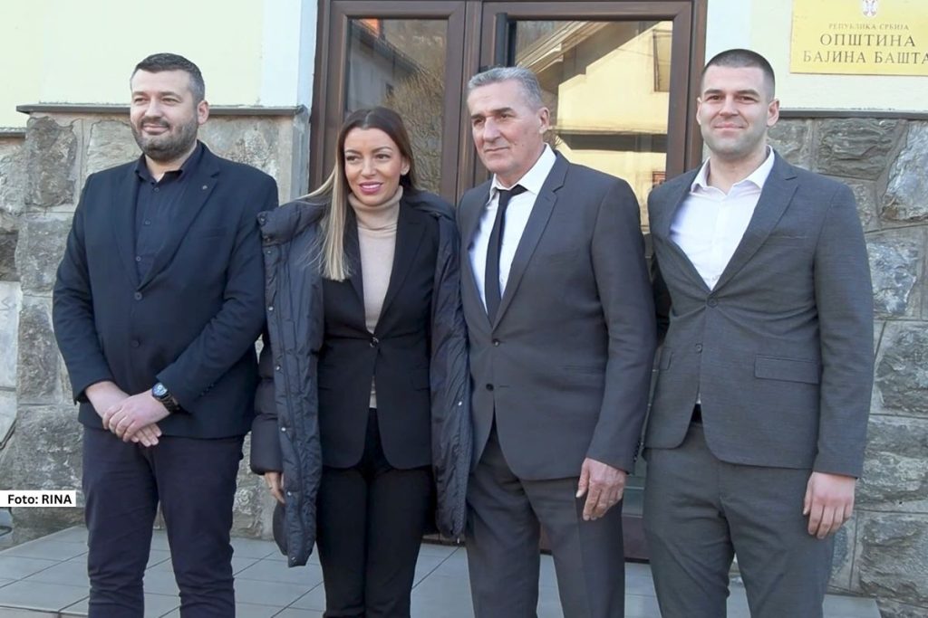 Ministarka privrede Adrijana Mesarović boravila je danas u Bajinoj Bašti, gde je sa predsednikom opštine Milenkom Ordagićem razgovarala o realizaciji ključnih infrastrukturnih projekata i unapređenju privrednog ambijenta u ovoj opštini.