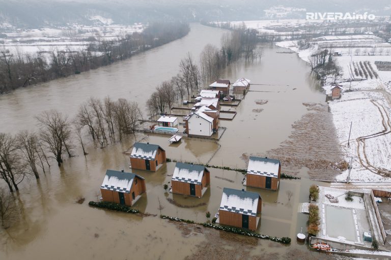 Na prvoj hitnoj sednici Opštinskog štaba za vanredne situacije opštine Ljubovija, održanoj danas u 16 časova, razmatrana je aktuelna situacija u vezi sa snežnim padavinama, snabdevanjem električnom energijom i kretanjem vodostaja reke Drine.