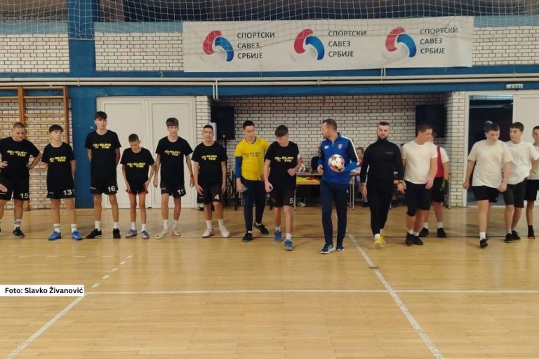 Krupanj - Božićni turnir u malom fudbalu 2025/2026 održava se u sportskoj hali u Krupnju i tokom prazničnih dana okuplja veliki broj ekipa, učesnika i ljubitelja sporta, vraćajući u ovaj kraj duh zajedništva, fer-pleja i sportskog nadmetanja.