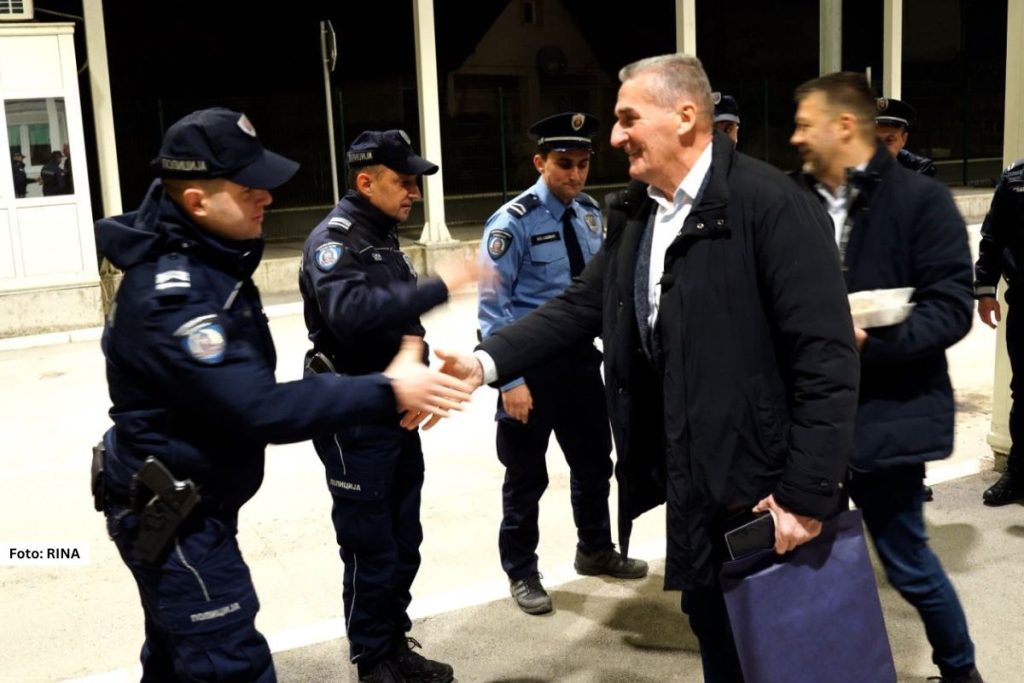 Bajina Bašta - Tokom novogodišnje noći, predsednik Opštine Bajina Bašta Milenko Ordagić, zajedno sa pomoćnikom predsednika Sinišom Spasojevićem, obišao je dežurne službe institucija i javnih preduzeća kako bi pružio podršku onima koji i tokom praznika neprekidno rade na očuvanju sigurnosti i bezbednosti građana Bajine Bašte.