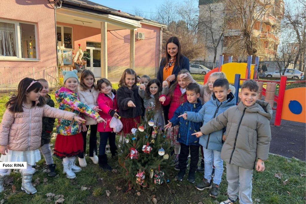 Čačak - Devet vrtića Predškolske ustanove „Radost“ dobilo je od lokalne samouprave prirodne jelke, koje su deca zasadila i okitila u dvorištima vrtića.