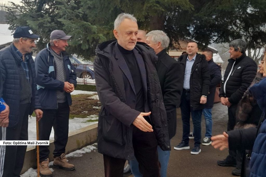 Ministar sporta u Vladi Republike Srbije Zoran Gajić posetio je danas opštinu Mali Zvornik kako bi se neposredno upoznao sa stanjem na terenu nakon nedavnog snežnog nevremena koje je pogodilo ovo područje, kao i sa potrebama lokalne zajednice u oblasti sporta i infrastrukture.