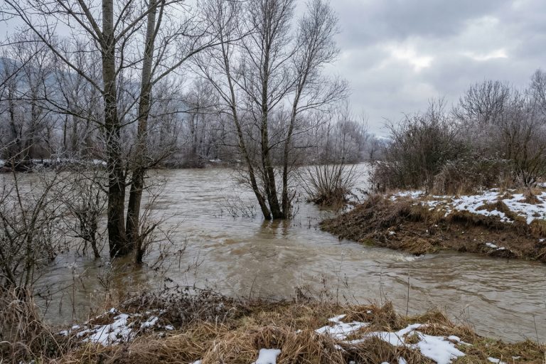 Usled naglog povećanja vodostaja reke Drine, čiji se vrh vodnog talasa od oko 2.320 m³ u sekundi očekuje na teritoriji opštine Ljubovija danas, 6. januara, oko 11.30 časova, Štab za vanredne situacije apeluje na građane da preduzmu preventivne mere zaštite.