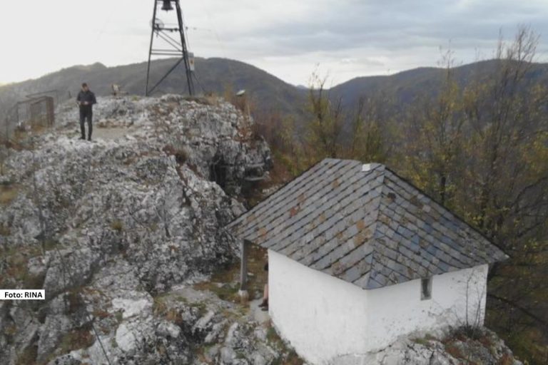 U klisuri reke Moravice, na nadmorskoj visini od 660 metara i na strmoj steni nalazi se najmanja crkva u Srbiji, posvećena Svetom Iliji. 