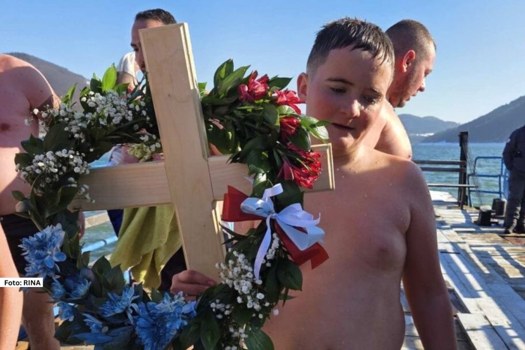 U izuzetno hladnim vremenskim uslovima, na Zlatarskom jezeru danas je održano tradicionalno plivanje za Bogojavljenski krst, koje je i ove godine okupilo veliki broj vernika i posetilaca.