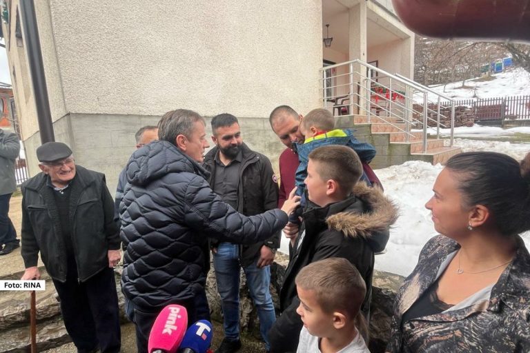 Nema tog snega koji će sprečiti vrednu porodicu Milić iz dragačevskog sela Glog da obavlja poslove na svom imanju, a tako je i ove zime. Pod jednim krovom živi 13 članova koji na svom ličnom primeru najbolje pokazuju onu narodnu poslovicu „kad čeljad nisu besna, kuća nije tesna“.