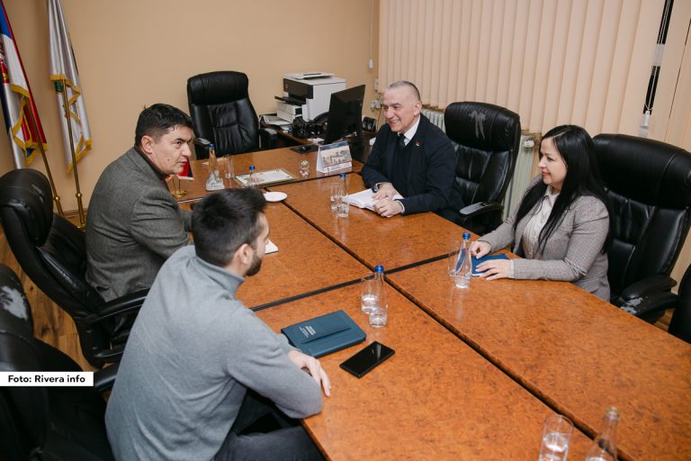 Ministar pravde Nenad Vujić sastao se danas u Ljuboviji sa predsednikom opštine Milanom Jovanovićem, sa kojim je razgovarao o pitanjima od zajedničkog interesa, pre svega u oblasti pravosuđa i unapređenja rada sudske jedinice u Ljuboviji.