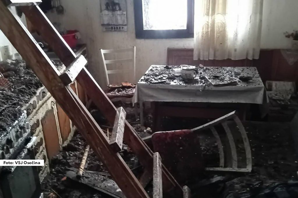 U jutarnjim satima, oko 6.40 časova, izbio je požar u stanu koji se nalazi u sklopu školske zgrade u selu Komirić, na teritoriji opštine Osečina. Prema dostupnim informacijama, do požara je došlo usled zapaljenja odžaka, nakon čega se vatra brzo proširila na tavanski prostor i zahvatila oko 40 kvadratnih metara karatavana, trske i drvene konstrukcije.