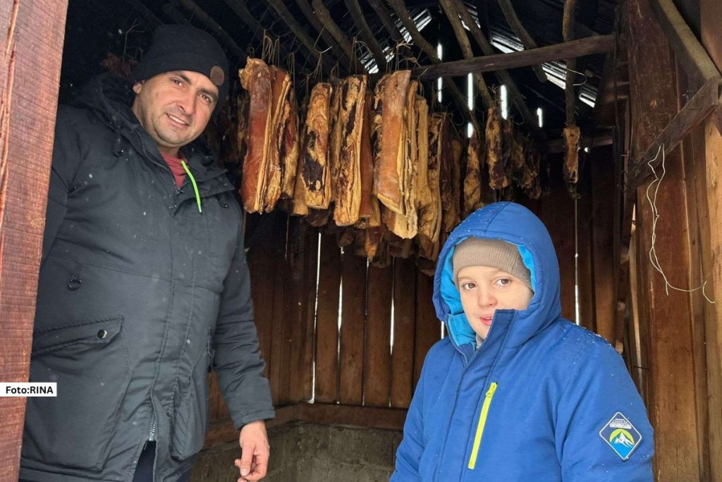 Domaća pršuta koja se suši na Kablaru i danas nastaje onako kako su to radili stari domaćini zapadne Srbije, a porodica Starčević jedan je od najboljih primera kako se tradicija čuva i prenosi s kolena na koleno.
