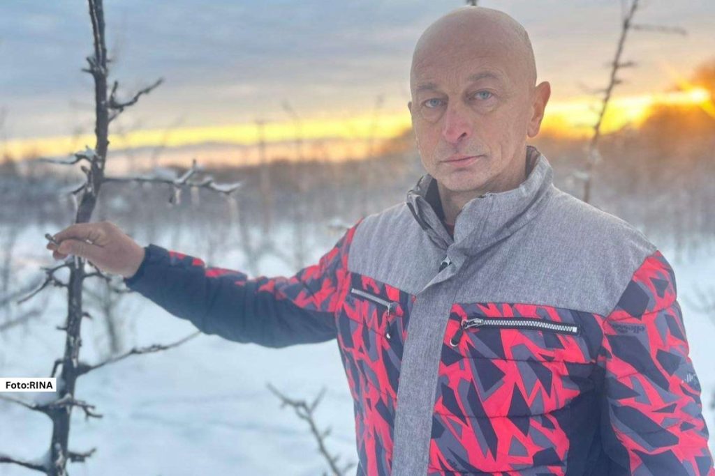 Čačak – Jelička sela prekrio je dubok sneg, a temperature koje se danima spuštaju ispod nule donele su pravu zimsku idilu, ali i zabrinutost među poljoprivrednicima.