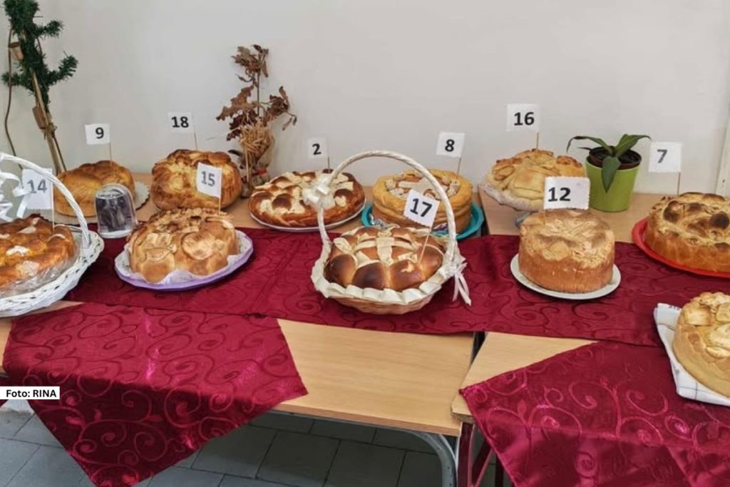 Ne tako često viđeno takmičenje u pravljenju slavskog kolača održano je povodom Savindana u Osnovnoj školi „Sestre Radović“ u selu Belosavci kod Topole.