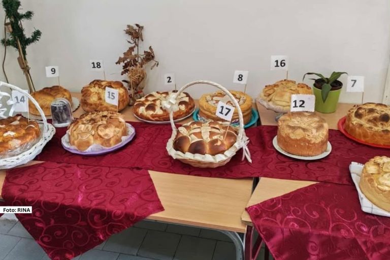 Ne tako često viđeno takmičenje u pravljenju slavskog kolača održano je povodom Savindana u Osnovnoj školi „Sestre Radović“ u selu Belosavci kod Topole.