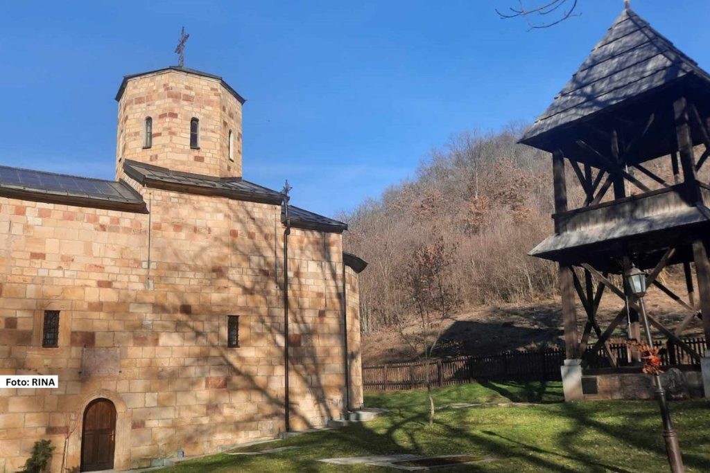 Nedaleko od Gornjeg Milanovca nalazi se posebno mesto koje čuva duh Svetog Save jer se veruje da je tokom svojih isposničkih dana upravo tu boravio. To mesto je baš po njemu dobilo ime Savinac, a za izvor vode u centru sela veruje se da je lekovit.